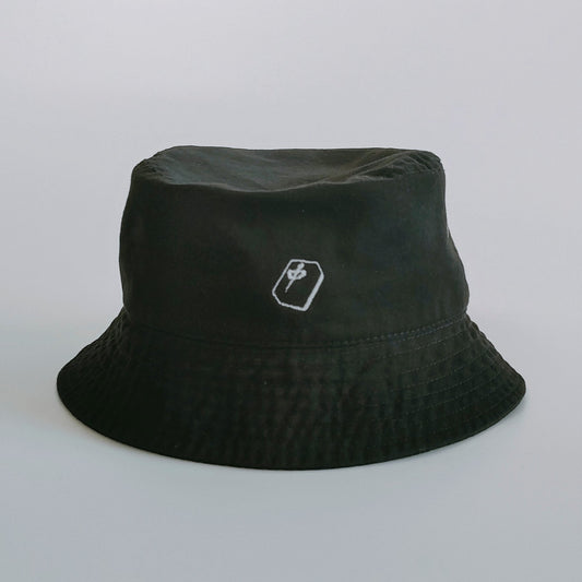 中/red bucket hat